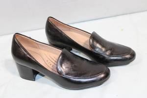 lot 110 image: LifeStride Black Leather Heeled Loafers, Size US 7M
