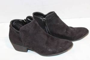 lot 123 image: Simply Vera Vera Wang Black Suede Ankle Boots Size 8