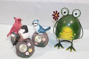 lot 134 image: Solar-Powered Garden Decorations Frog with Flower and Bird Yard Lights
