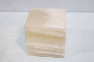 lot 139 image: Solid Onyx Decorative Cube Piece