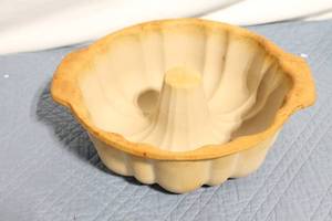 lot 161 image: Vintage Stoneware Bundt Cake Mold