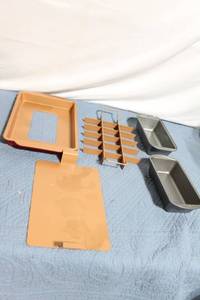 lot 162 image: Brownie Bonanza Nonstick Baking Set with Loaf Pans and Divider