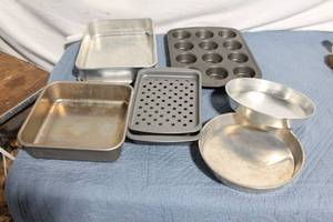 lot 167 image: Collection of 7 Baking Trays and Pans