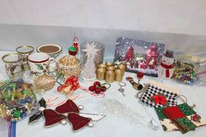 lot 185 image: Collection of Holiday Decorations and Ornaments