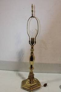 lot 207 image: Vintage Brass Table Lamp with Decorative Base