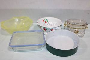 lot 217 image: Set of 5 Kitchen Containers and Colanders