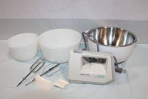 lot 220 image: Black & Decker Spatula Smart Mixer with Mixing Bowls Set