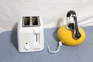 lot 250 image: Cuisinart White Toaster and Yellow Kettle Set