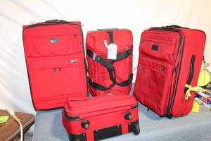 lot A-256 image: Set of 4 Red Luggage Pieces with Various Sizes