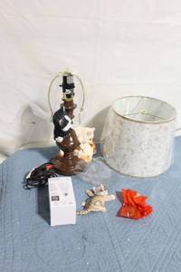 lot 268 image: Charming Cat-Themed Table Lamp with Shade and Accessories
