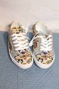 lot 270 image: Pair of 2022 Bradford Exchange Cat-Themed Sneakers by Kayomi Harai