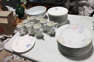 lot 275 image: Set of 34 Christopher Stuart Sweden Porcelain Dishes and Cups with Floral Design