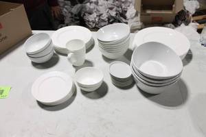 lot 276 image: Set of 24 White Porcelain Dinnerware Pieces