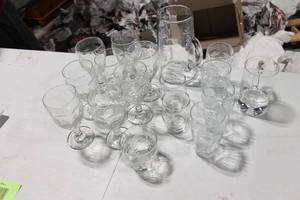 lot 278 image: Set of 18 Clear Glass Drinking Set with Various Styles
