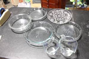 lot 283 image: Glass Bakeware and Measuring Cups Set