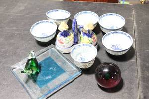 lot 285 image: Set of 6 Porcelain Bowls with Decor Items