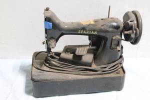 lot A-336 image: Vintage Spartan Sewing Machine