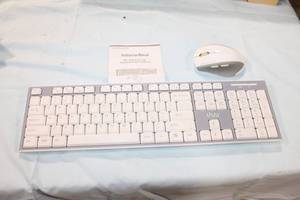 lot 360 image: RF 2.4GHz Auto-Link Keyboard and Optical Wireless Mouse Set