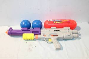 lot 389 image: Vintage Larami Super Soaker 150 Water Gun with Accessories