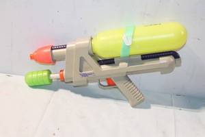 lot 390 image: Vintage Super Soaker 2000 Water Gun