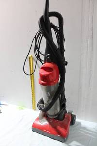 lot 437 image: Dirt Devil Featherlite 12 Amp Bagless Upright Vacuum Cleaner