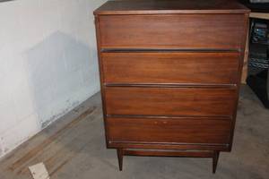 lot B-454 image: Vintage Mid-Century Modern Chest of Drawers