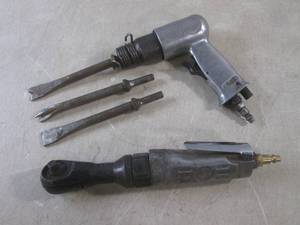 lot 40 image: (BS) Air Chisel with 3 Bits and 38...