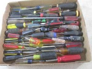 lot 68 image: (BS) Large Assortment of Screwdrive...