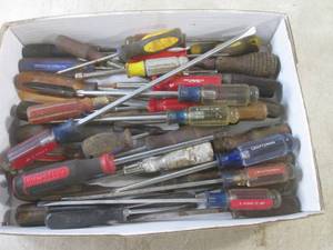 lot 69 image: (BSB) Large Assortment of Screwdriv...
