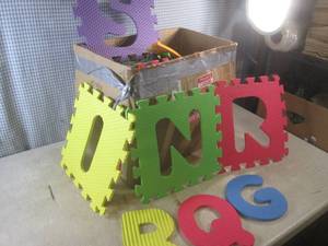 lot 111 image: (EW2) Box Full of Kids Floor Mat Sq...