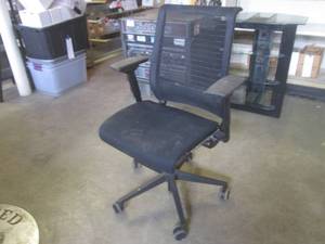 lot 209 image: (BR1) OfficeDesk Chair...