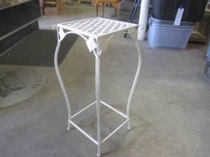 lot 211 image: (BS) All Metal Stand - Top Is 11 x...
