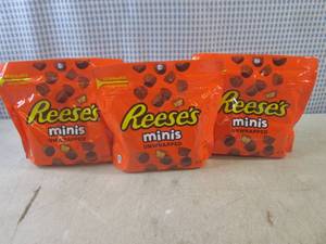 lot 280 image: (B-3) 3 Bags of Reeses Minis Unwrap...