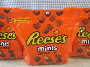 lot 281 image: (B-3) 3 Bags of Reeses Minis Unwrap...