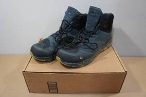 lot 104 image: Vasque Mens 7378 Breeze Hiking Boots -Size 14