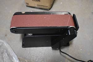 lot 56 image: WEN 6502T 4.3-Amp 4 x 36 in. Belt and 6 in. Disc Sander with Cast Iron Base