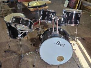 lot 8 image: Pearl Roadshow Drum Set with Cymbals and Accessories