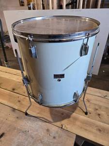 lot 9 image: Talon Floor Tom Drum with Evans Genera G2 Drumhead