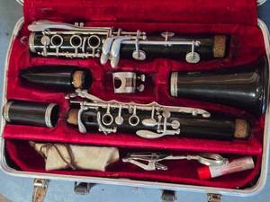 lot 14 image: Clarinet Set with Case and Reeds