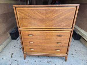 lot 17 image: Mid-Century Bedroom Set - 2 Dressers, Bed Headboard, Bed Footboard