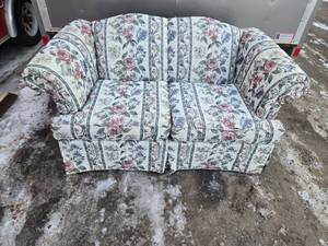 lot 37 image: Broyhill Upholstered Floral Loveseat