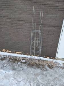 lot 43 image: Metal Garden Tomato Cage Trellis