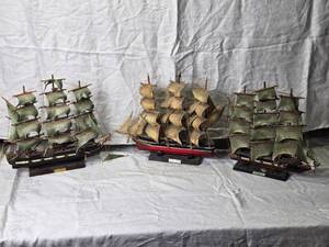 lot 65 image: 3 Decorative Ship Model Replicas with Plaques, Fragata Espanola 1780, Cutty Sark, 1869