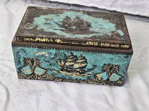 lot 83 image: Vintage Bering Galleon Cigar Box with Ship Design