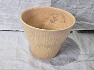 lot 119 image: Vintage Red Wing USA Pottery Vase 808