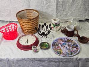 lot 123 image: Assorted Decorative Home Decor Items