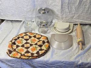 lot 135 image: Pampered Chef Kitchen Scale, Cookie Jar, Rolling Pin