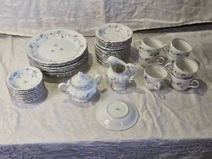 lot 143 image: Vintage Johann Haviland Bavaria Blue Garland Porcelain Dinnerware