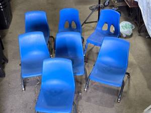 lot 165 image: Blue Plastic Childrens Chairs