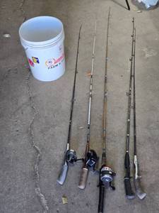 lot 177 image: Set of 5 Fishing Rods and Bucket, 3 with Reels